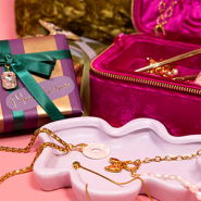 Inspirational Sets It’s Christmas inspiration time: discover a playful and elegant jewellery collection