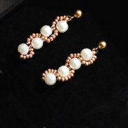 DIY Tutorial: Create an elegant wave earring with glass pearls and glass seed beads