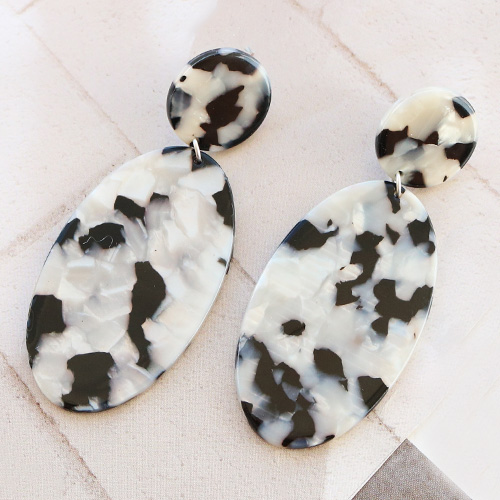 Create beautiful earrings with our trendy resin pendants