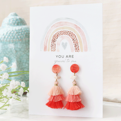Make your collection summer proof and create earrings with the 3-layer tassels.