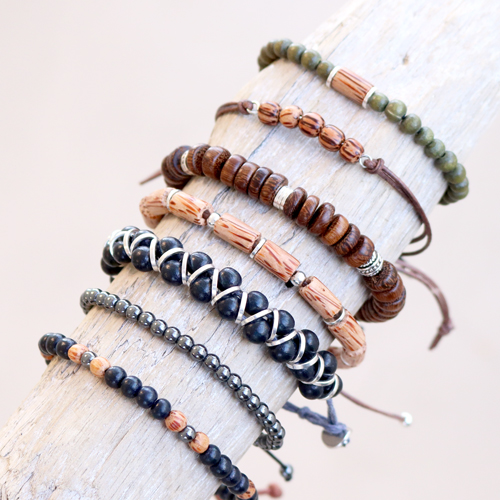 See here how you can make these cool bracelets with wooden beads yourself: 
