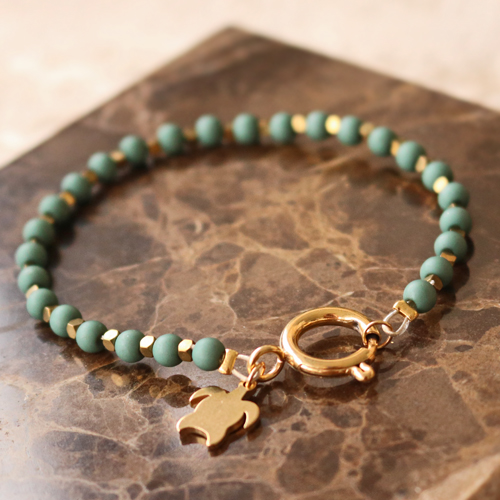 Making subtle jewellery with charms of stainless steel