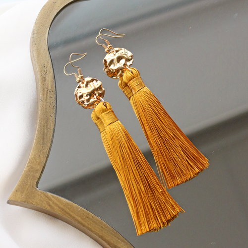Get inspired! Make trendy earrings with big tassels: