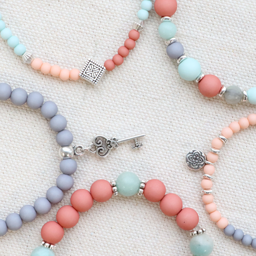 This is how you make fantastic bracelets with acrylic beads: