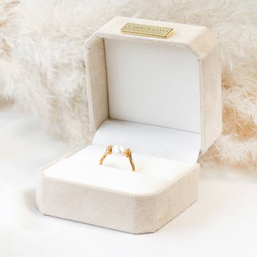 Present your jewellery beautifully on the newest displays and create stylish presents with the stunning jewellery boxes  