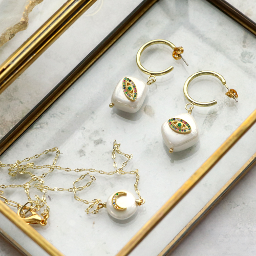 Get started and make trendy jewellery with the pearl shine shell items in combination with the zirconia brass elements