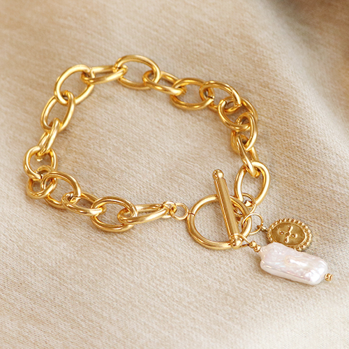 Make beautiful jewellery with large freshwater pearls, sophisticated stainless steel materials and bold clasps.