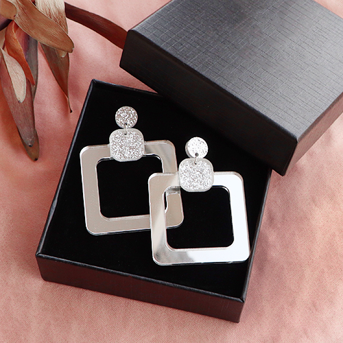 Get creative and design a trendy earring collection