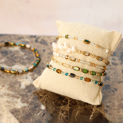 Create beautiful jewellery with glass beads with gold rim