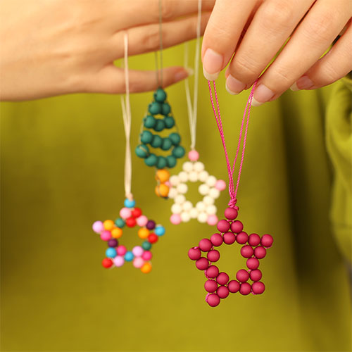 Design Christmas pendants with acrylic beads