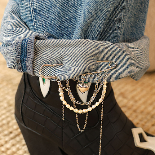 Tips for designing with decorative pins with eyelets