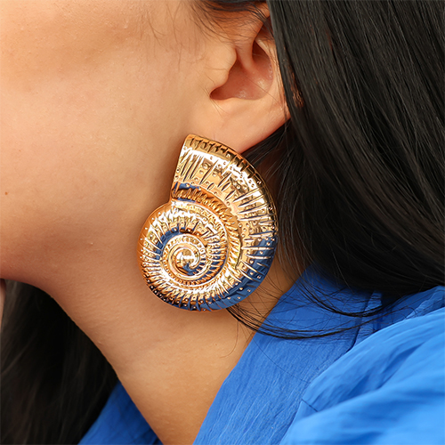 Combine trendy earrings with unique jewellery cards