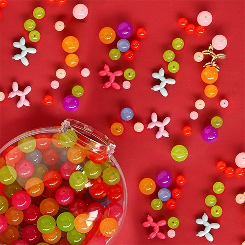 Make standout jewellery with DQ&reg; round acrylic beads