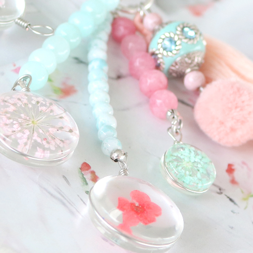 Nice charms with dried flowers! What are you going to create with these dreamy musthaves?