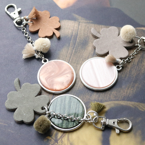 Design trendy keychains with new DQ leather pendants in clover shape 