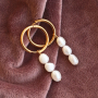 In this way you can create beautiful earrings of freshwater pearls yourself: