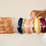 Combine resin bracelets with metal bracelets