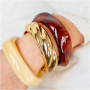 Combine resin bracelets with metal bracelets