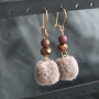 Create a &ldquo;wow&rdquo; effect with these sparkling earrings with faceted beads, pompoms and golden DQ metal findings.