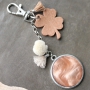 Design trendy keychains with new DQ leather pendants in clover shape 