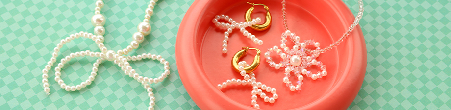 New stunning statement pendants: pearl bows